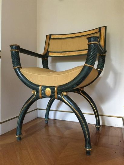 Fauteuil curule en bois laqué vert et or...