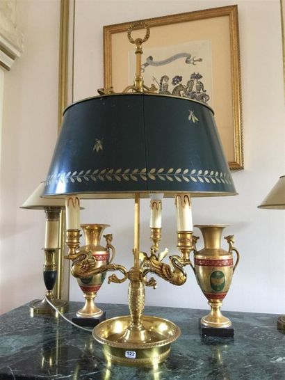 Lampe bouillotte en bronze doré et tôle peinte...