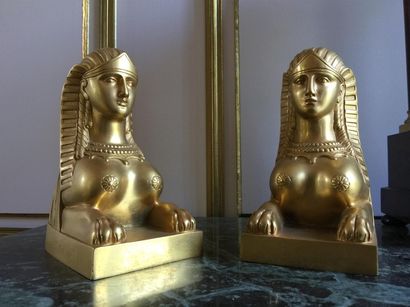 Paire de sphinges en bronze doré

H_20 cm

*(Lot...