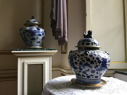 Deux pots couverts en porcelaine de Chine...