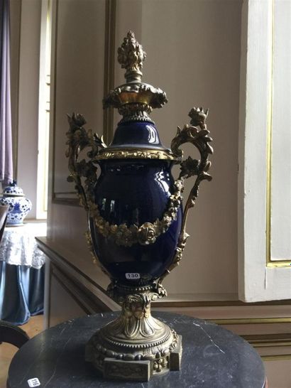 Vase couvert en porcelaine bleue et bronze...