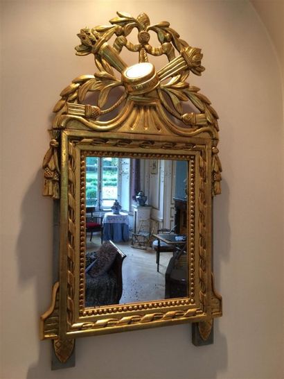 Miroir en bois et stuc doré aux carquois

Style...