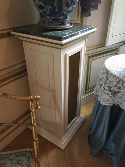 Paire de colonnes en bois laqué contenant...