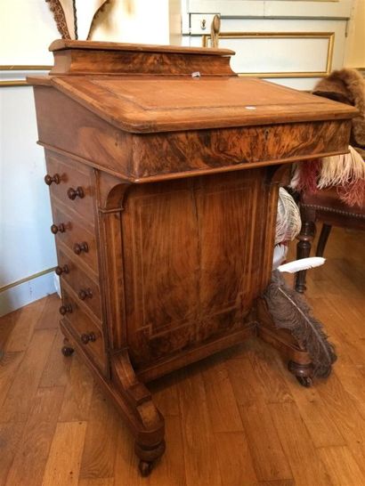 Bureau Davenport en placage de loupe de noyer,...