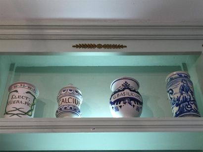 Quatre pots à pharmacie en faience 