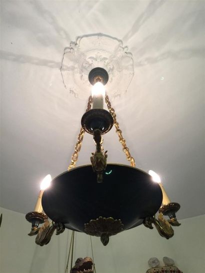 Lustre et paire d'appliques en bronze et...