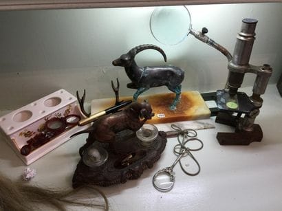 Lot comprenant un microscope, une sculpture...
