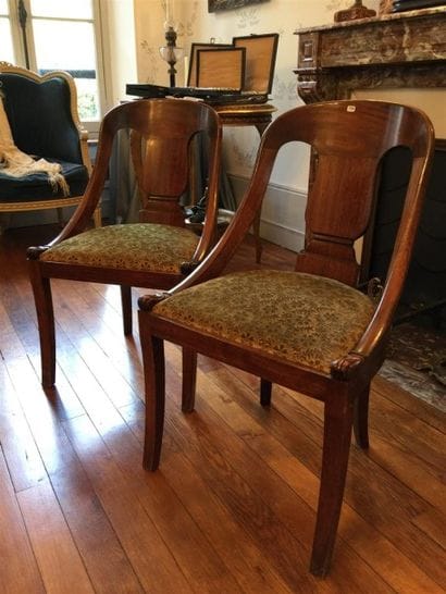 Paire de chaises dossier gondole en acajou,...