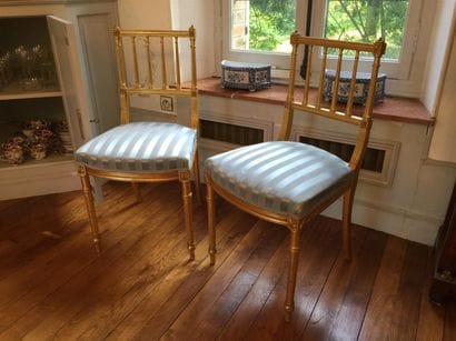 Paire de chaises légères en bois doré, garnies...