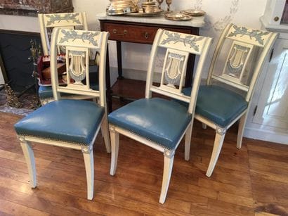 Suite de quatre chaises en bois laqué crème...