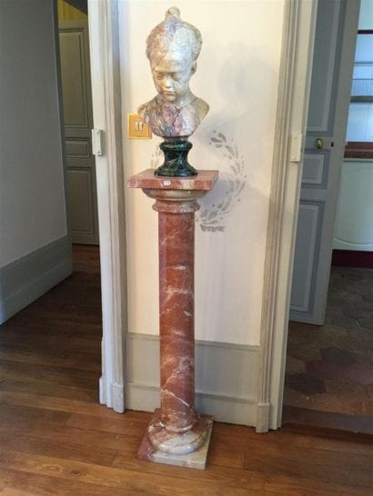 Colonne support en marbre rouge veiné. 

H_98.5cm.

On...