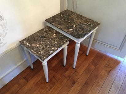 Deux tables d'appoint en bois laqué et dessus...