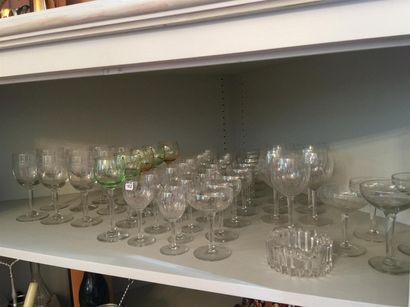 Lot de verrerie dépareillée et parties de...