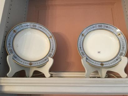 SEVRES : Paire d'assiettes en porcelaine...