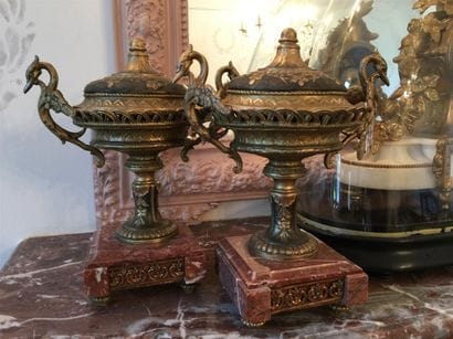 Paire de cassolettes en régule patiné et...