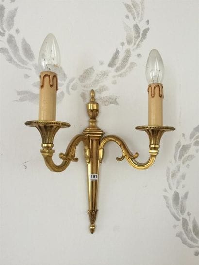 Paire d'appliques à deux lumières en bronze.

Style...