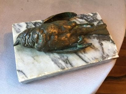 Presse papier figurant un moineau en bronze...