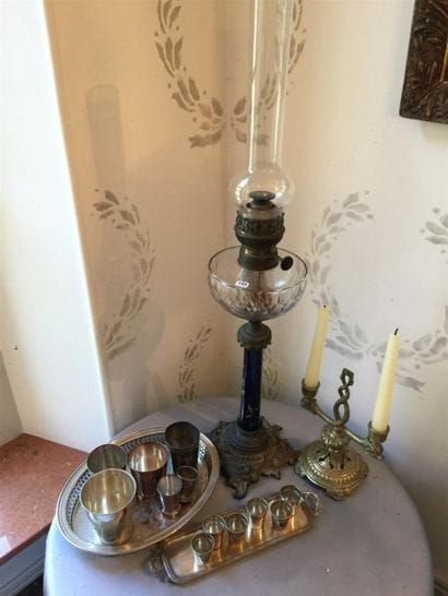 Lot comprenant : Une lampe à pétrole fut...