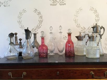 Lot de 12 carafes en verre taillé, montures...