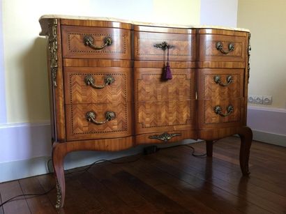Commode en frisage de bois clair à retrait...