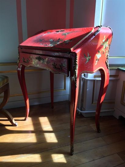 Bureau dos d'âne en bois laqué rouge à décor...
