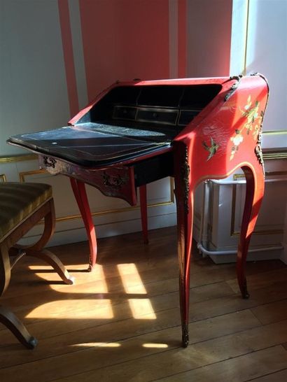 Bureau dos d'âne en bois laqué rouge à décor...