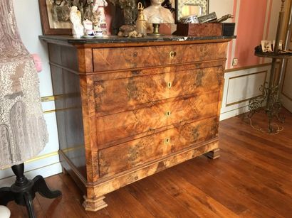Commode en noyer et placage de noyer, dessus...