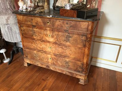 Commode en noyer et placage de noyer, dessus...