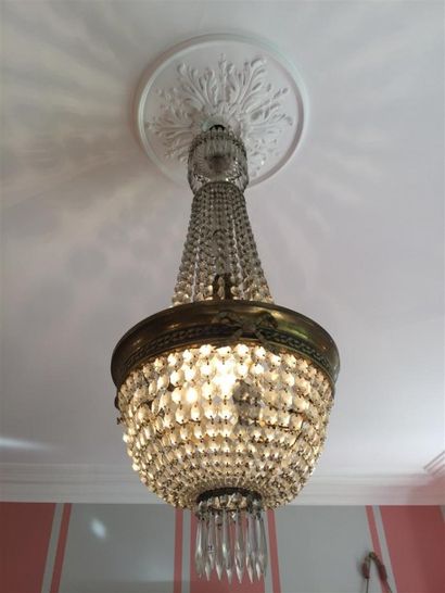 Lustre corbeille en bronze et perles de verre.

Style...