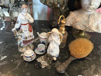 Lot comprenant une brosse de style rocaille,...