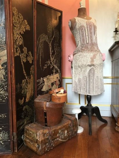 Mannequin début XX° avec robe brodée de perles...