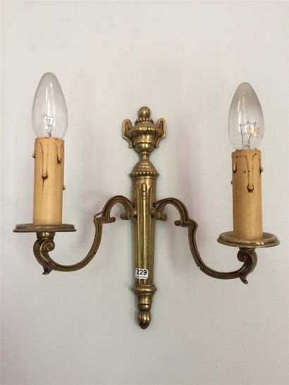 Suite de trois appliques en bronze doré à...