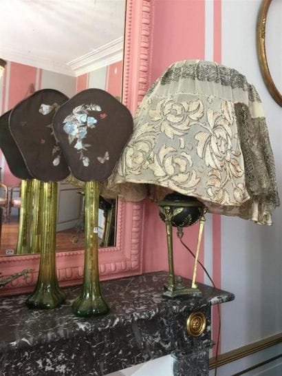 Lampe en bronze doré et patiné en athénienne....