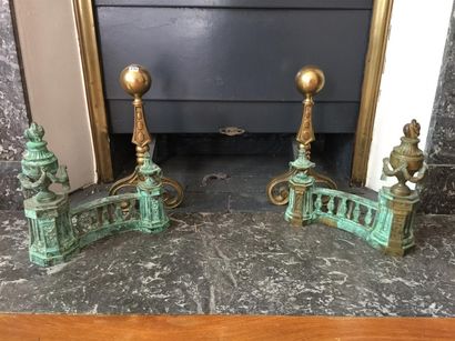 Paire de chenets en laiton et élements de...