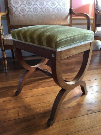 Tabouret curule en noyer, dessus velours...