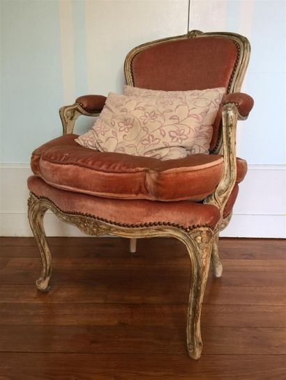 Fauteuil cabriolet en bois sculpté et laqué...