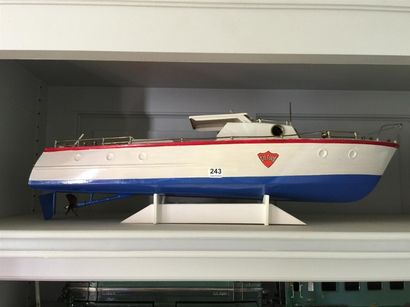 Bateau GIL club bleu blanc rouge.

L_50cm

repeints

Vendu...