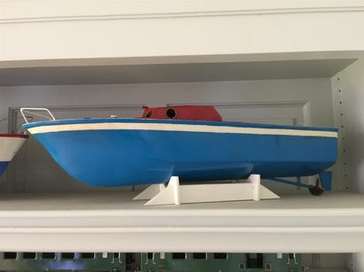 Bateau GIL Club blanc rouge bleu

L_50cm

repeints

Vendu...
