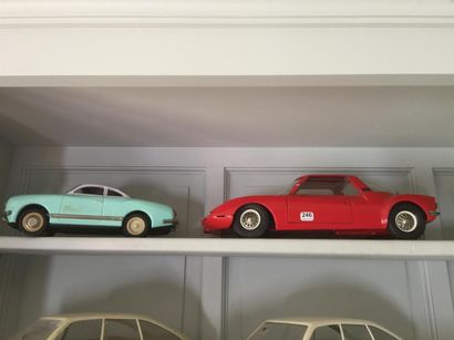 Deux véhicules plastique rouge et bleu

Vendu...