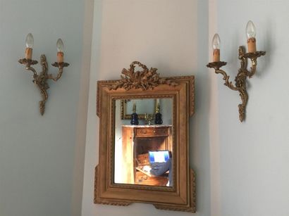 Miroir de style Louis XVI.

Cadre bois doré.

Trois...