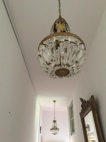 Deux petites suspensions corbeilles à pa...