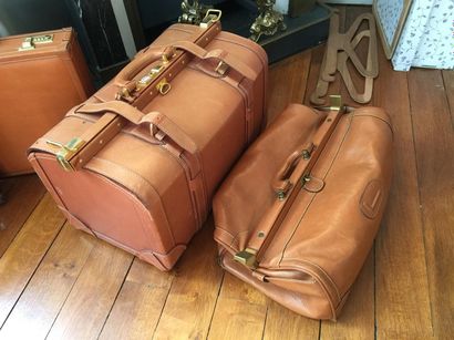 LANCEL : Deux sacs de voyage en cuir.

L_52...