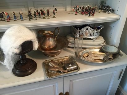 Lot d'objets de toilette : Perruque et sa...