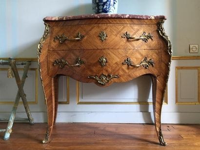 Commode sauteuse galbée en frisage de bois...