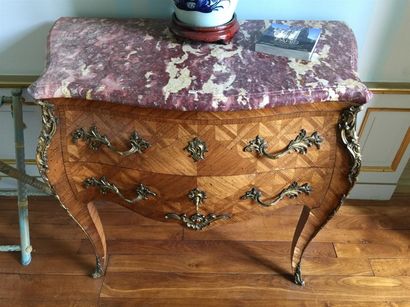 Commode sauteuse galbée en frisage de bois...