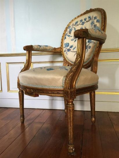 Fauteuil en bois laqué et doré à dossier...