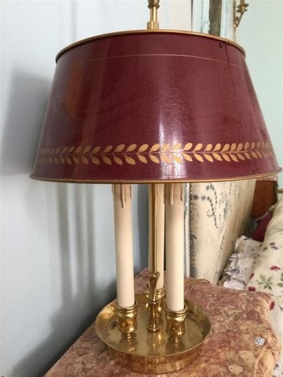 Lampe de bouillotte en laiton et tole peinte.

Style...