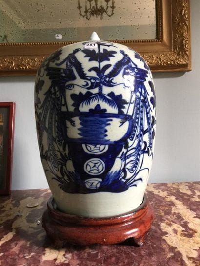 Pot couvert en porcelaine de Chine 

H_29cm

Prise...