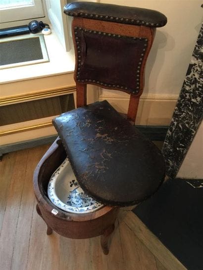Bidet en noyer et cuir , découvrant un bassin...