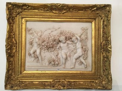 Bas relief en marbre sculpté, les putti.

Cadre...